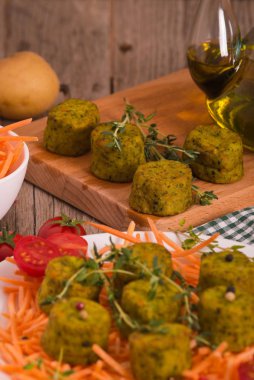 Beyaz çanak üzerinde vejetaryen köfte.