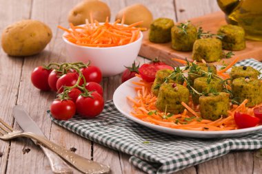 Beyaz çanak üzerinde vejetaryen köfte.