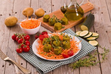 Beyaz çanak üzerinde vejetaryen köfte.