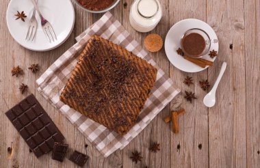 Tahta masada çikolatalı kek..