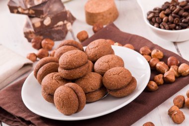 Fındıklı kurabiye sandviç çikolatalı krema ile doldurulmuş.