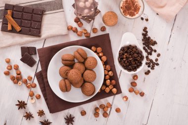 Fındıklı kurabiye sandviç çikolatalı krema ile doldurulmuş.