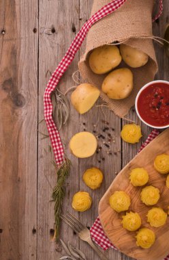 Düşes patates kesme tahtası üzerinde.