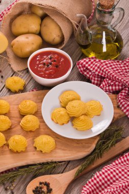 Düşes patates kesme tahtası üzerinde.