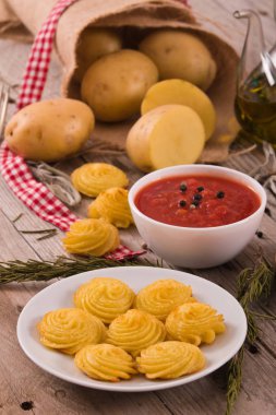 Düşes patates kesme tahtası üzerinde.