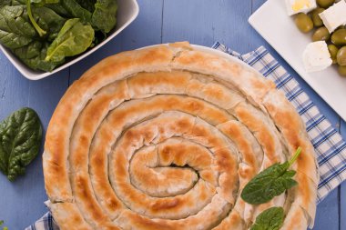 Yunanca ıspanak pasta ahşap tablo.