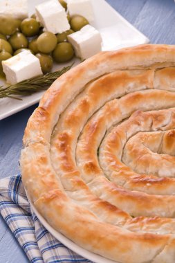 Yunanca ıspanak pasta ahşap tablo.