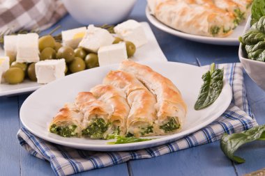 Yunanca ıspanak pasta ahşap tablo.