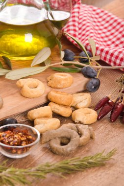 Ahşap masa üzerinde baharatlar ile İtalyan taralli.