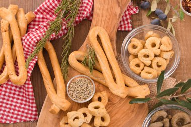 Ahşap masa üzerinde baharatlar ile İtalyan taralli.