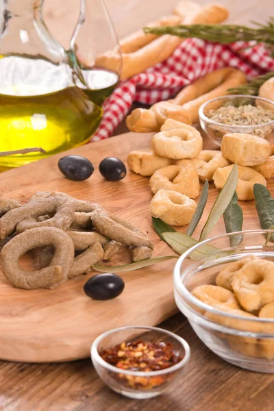 Taralli Italiano Con Especias Mesa Madera — Foto de Stock