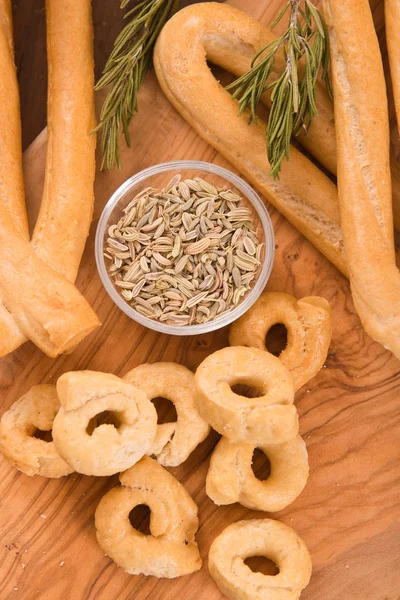 Taralli Italiano Con Especias Mesa Madera —  Fotos de Stock