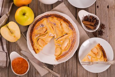 Tarte normande beyaz çanak üzerinde reçelli.