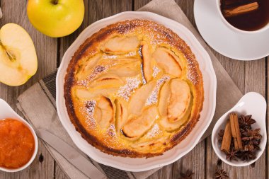 Tarte normande beyaz çanak üzerinde reçelli.