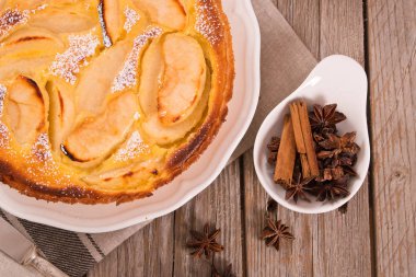 Tarte normande beyaz çanak üzerinde reçelli.