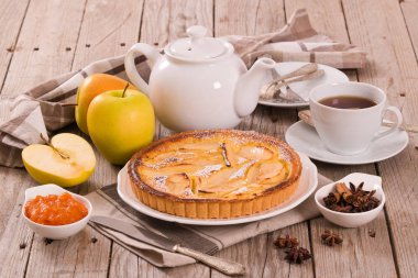 Tarte normande beyaz çanak üzerinde reçelli.