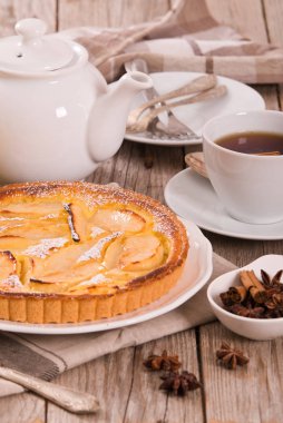 Tarte normande beyaz çanak üzerinde reçelli.