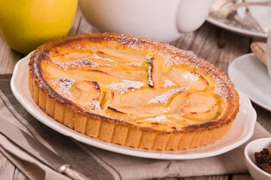 Tarte normande beyaz çanak üzerinde reçelli.