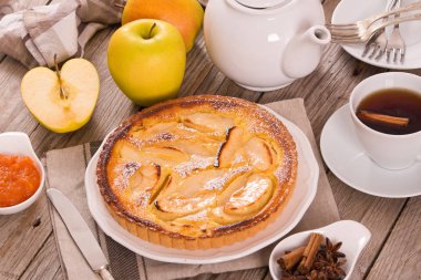 Tarte normande beyaz çanak üzerinde reçelli.