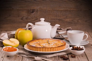 Tarte normande beyaz çanak üzerinde reçelli.