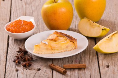 Tarte normande beyaz çanak üzerinde reçelli.