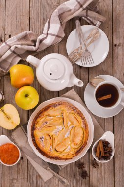 Tarte normande beyaz çanak üzerinde reçelli.