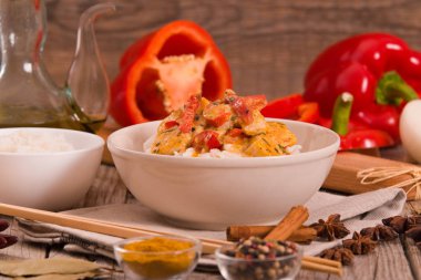 Ahşap masa üzerinde baharatlar ile Tay kırmızı köri.