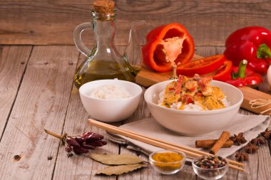 Ahşap masa üzerinde baharatlar ile Tay kırmızı köri.