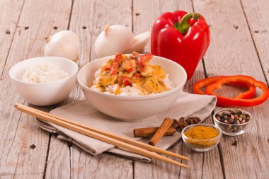 Ahşap masa üzerinde baharatlar ile Tay kırmızı köri.