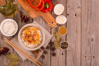 Ahşap masa üzerinde baharatlar ile Tay kırmızı köri.