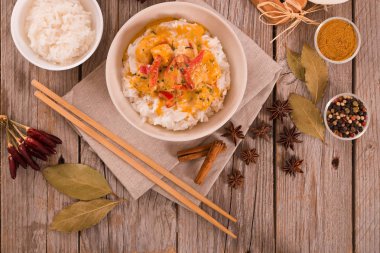 Ahşap masa üzerinde baharatlar ile Tay kırmızı köri.