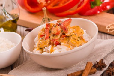 Ahşap masa üzerinde baharatlar ile Tay kırmızı köri.