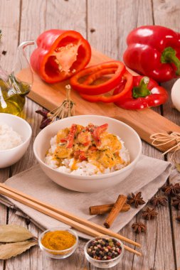 Ahşap masa üzerinde baharatlar ile Tay kırmızı köri.