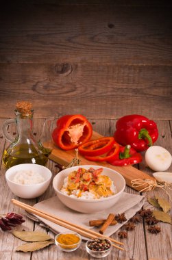 Ahşap masa üzerinde baharatlar ile Tay kırmızı köri.