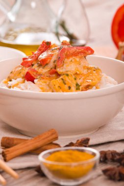 Ahşap masa üzerinde baharatlar ile Tay kırmızı köri.