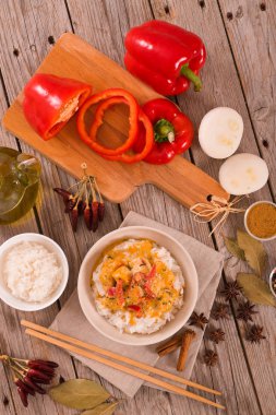 Ahşap masa üzerinde baharatlar ile Tay kırmızı köri.