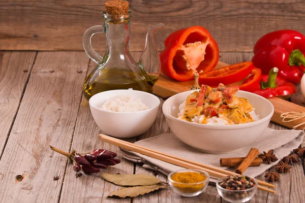 Ahşap masa üzerinde baharatlar ile Tay kırmızı köri.