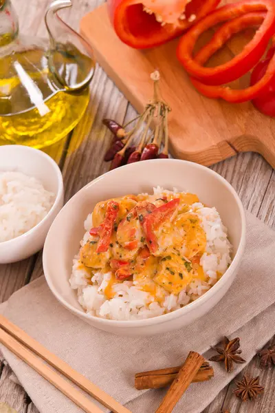 Ahşap masa üzerinde baharatlar ile Tay kırmızı köri.