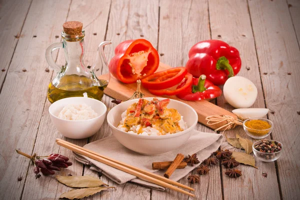 Curry Tailandês Vermelho Com Especiarias Mesa Madeira — Fotografia de Stock