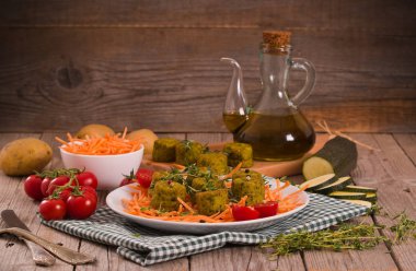 Beyaz çanak üzerinde vejetaryen köfte.