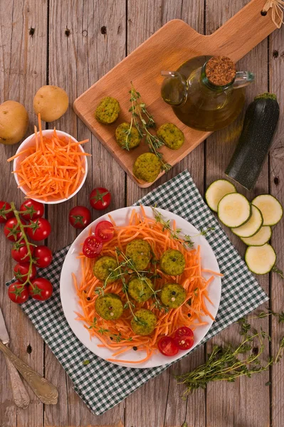 Beyaz çanak üzerinde vejetaryen köfte.