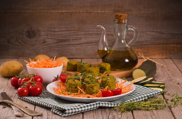 Beyaz çanak üzerinde vejetaryen köfte.