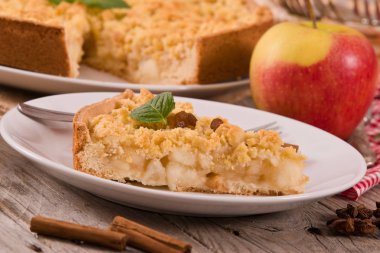 Elma pasta beyaz çanak üzerinde harap.