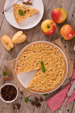 Elma pasta beyaz çanak üzerinde harap.