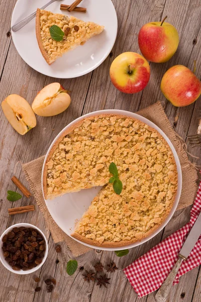 Elma pasta beyaz çanak üzerinde harap.