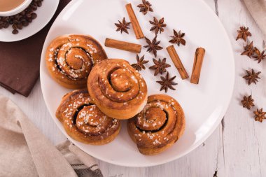 Beyaz tabak üzerinde tarçın rulo.