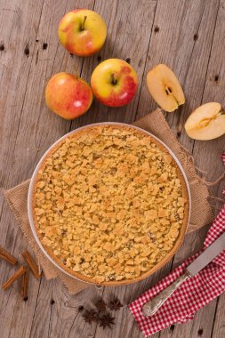 Elma pasta beyaz çanak üzerinde harap.