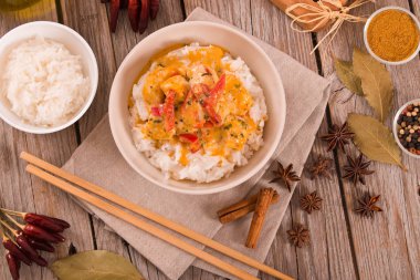 Ahşap masa üzerinde Tay kırmızı köri.