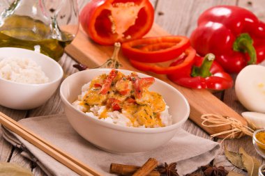 Ahşap masa üzerinde Tay kırmızı köri.