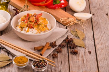 Ahşap masa üzerinde Tay kırmızı köri.